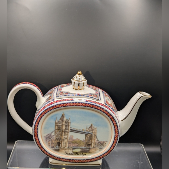 James Sadler Landmarks Tower Bridge Teapot - Picture 5 of 13